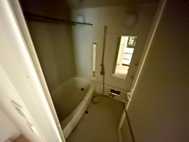 入浴時の快適さも大事なことですが、綺麗な状態を維持できなければ気持ちよく入浴できません。毎日の掃除が楽という点は大事なポイントになります！カビが生えにくく掃除がしやすい、壁や浴槽を選ぶといいでしょう。
