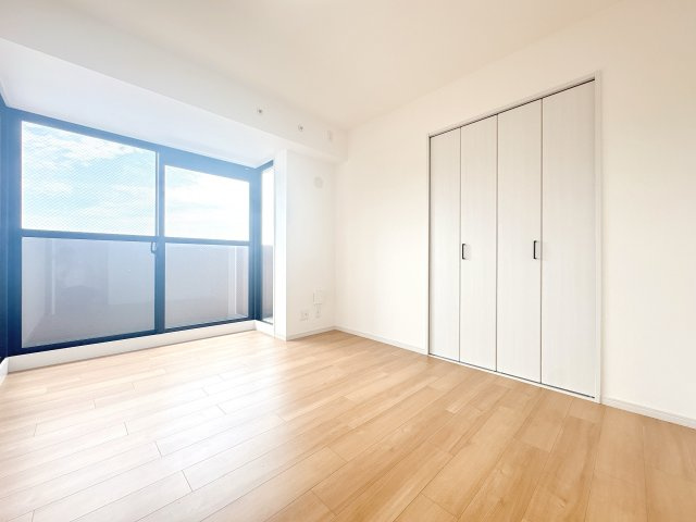 6帖の東側洋室になります♪