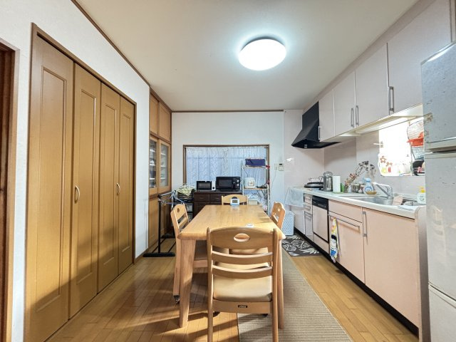 ゆとりある広さのダイニングキッチンは家族で食卓を囲める明るい空間。収納も充実しており、日用品や食器類もすっきり整理可能。窓からの採光もあり、毎日の食事時間を快適に過ごせます。　