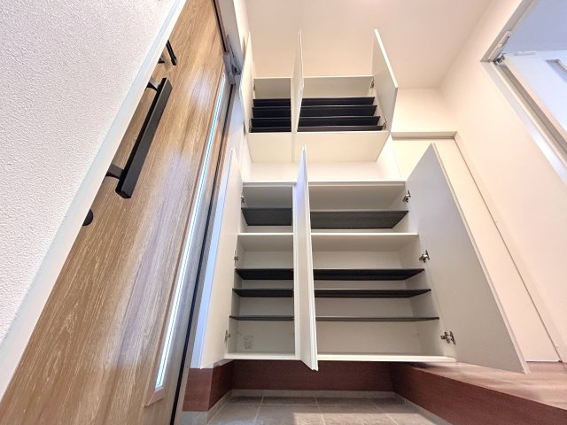 大容量で可動式棚のシューズクローク♪　長靴やブーツなどの収納も楽々できます。