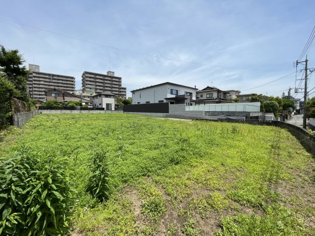 小学校まで徒歩10分圏内、バスや市電電停も近く通勤通学の利便性も良好