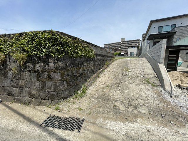 道路より一段高くなっているためプライバシー性の高いおうちづくりができそうです