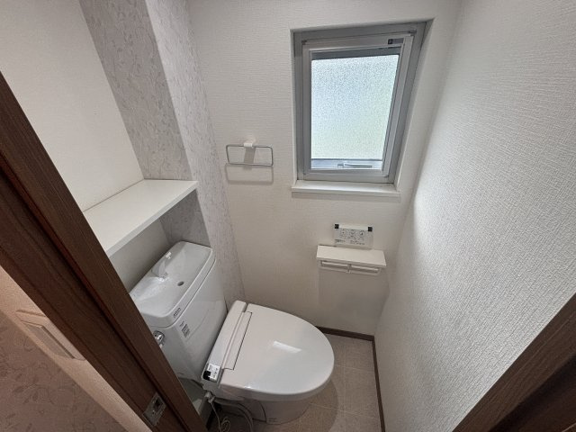 温水洗浄便座付きのトイレです