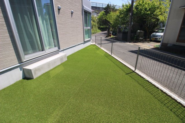 建物の西側には綺麗に人工芝の敷かれたお庭スペースがあります