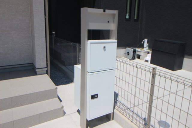 郵便ポストの下には宅配ボックスが設置済！留守でも荷物を受け取れます