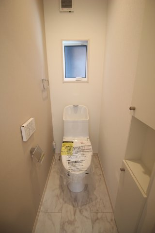 2か所のトイレにはどちらも温水洗浄便座付き！小物入れも設置されています