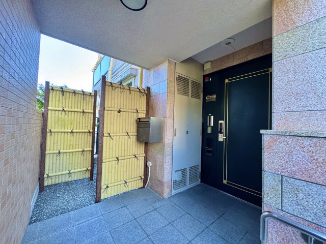 玄関入口。竹格子の向こうにバルコニーがあり、門で繋がっています。　