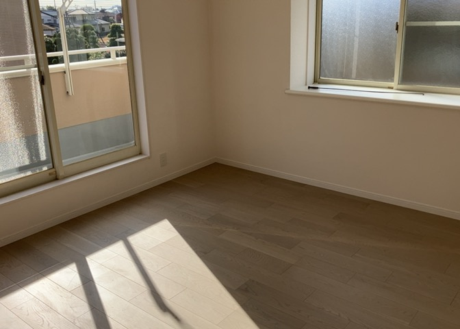 洋室のメリットは重い家具が置きやすく、身の回りが整理しやすいことです。　床がフローリングのため畳とは異なり凹みにくいです。　クローゼットなど収納が豊富で、普段使わない旅行カバンや服の整頓も簡単にです。
