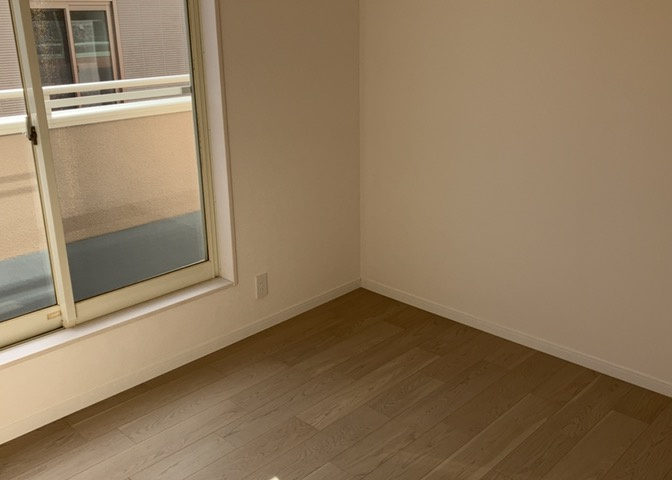寝室でゆっくりと過ごすためにはベッド周りの適度な空間を担保することや窓の位置、照明の明るさ、寝室の広さなどを考える必要があります。自身や家族の構成とライフスタイルに併せて寝室にする部屋を選びましょう！