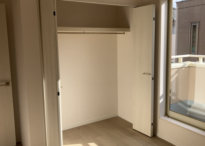 デザイン性を重視しすぎて収納が少なかった！なんてことにならないため、事前に現地で収納の数を確認しておくことをお勧めします。クローゼット以外にも床下収納や屋根裏収納、パントリーなどもチェックしましょう。