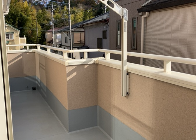 バルコニーは、室外の専用スペースのうち、「屋根がなく開放された空間」であるものを指します。ベランダより広いタイプのものが多く、日当たりもよいため家庭菜園などを楽しみたい人にとって適した環境となります。