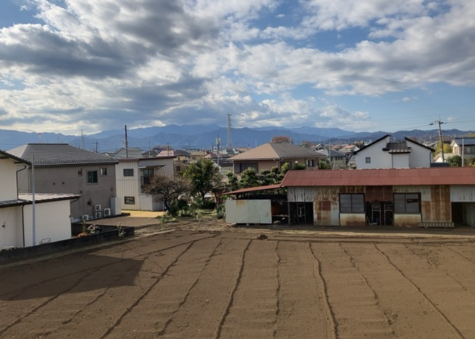 眺望を気にして物件を探す場合、前面に建物が建っていないか現地で確認しましょう！前面に建物があると景色はもちろん、日当たりや風通しにも影響が出てきます。住んだ時のことを想像しながら現地見学をしましょう。