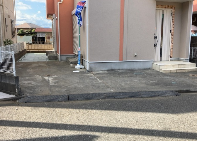 駐車場と明記されていても、最小スペースでつくられた駐車場だと大型車は駐車できなかったり、出入りしにくくなったりする可能性があります。お車のサイズと購入したい物件の駐車場のサイズを現地で確認しましょう。