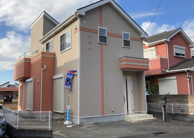 住宅用の土地では前面道路に2m以上接していなければならないと法律で定められています。しかし、お持ちの車のサイズやライフスタイルなどにより、2mでは利便が悪い場合もございますので、事前に確認しましょう。