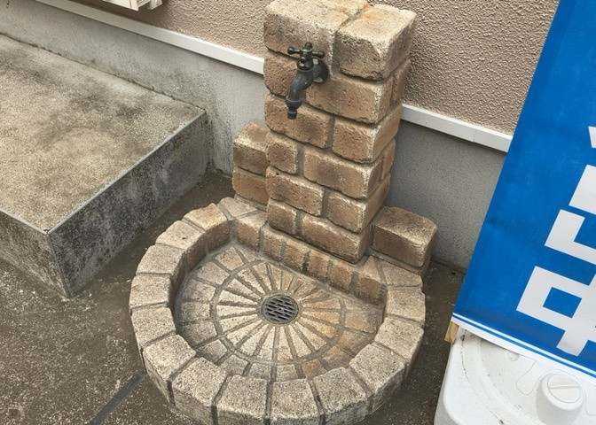 敷地内に散水栓や立水栓があると便利です。水道水を直接利用できるため、水を運ぶ手間を省くことが出来ます。大量の水を必要とする洗車作業や清掃などに役立ちます。その他設備とあわせて、現地でご確認ください。