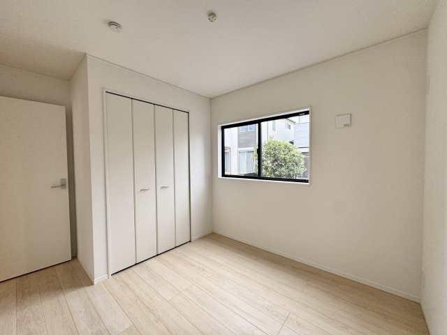 キッチン後ろにある洋室です。