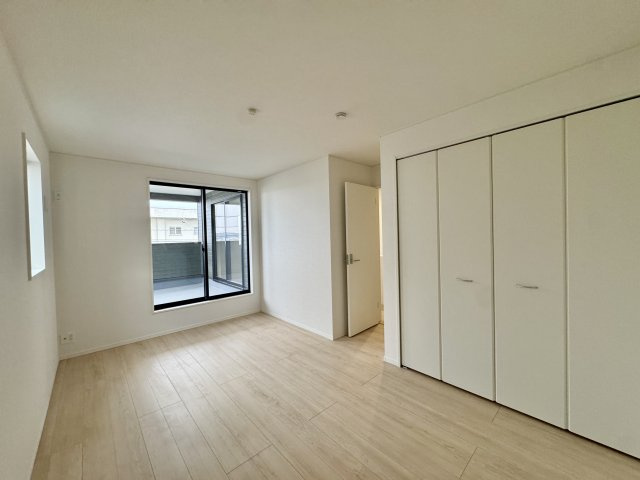 2F　8帖主寝室　たっぷりと入るクローゼットがあります。