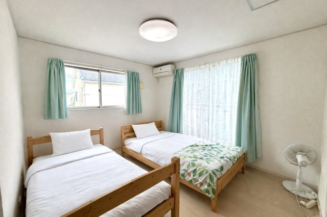 2面採光で明るく、風通しの良い主寝室。ベッドを2台並べてもゆとりがあり、家族で快適に過ごせる広さです。やわらかな光が差し込む落ち着いた空間で、一日の疲れを癒すリラックスルームとして最適です。　　