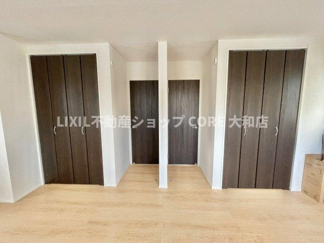 洋室10.5帖　お部屋を仕切った際に各部屋に出入りできるドアと収納がある造りとなっています。