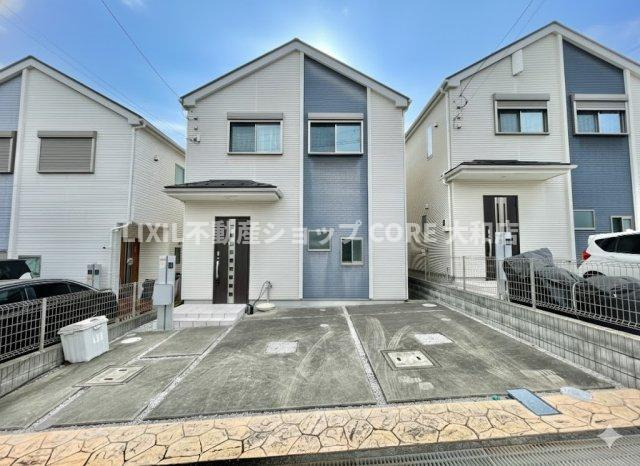 クルマ並列2台の他、バイクや自転車も複数台おけるカースペース！　ご家族が多くても安心です！