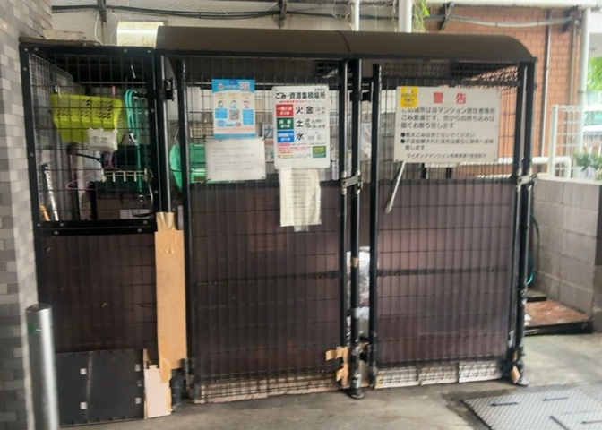 共有部分は、住民なら誰もが使える設備のこと。例えば駐車場やエレベーター、インターネット設備、セキュリティ設備などがあります。他にも、マンションの廊下・外部階段やエントランス・ゴミ置き場などがあります。