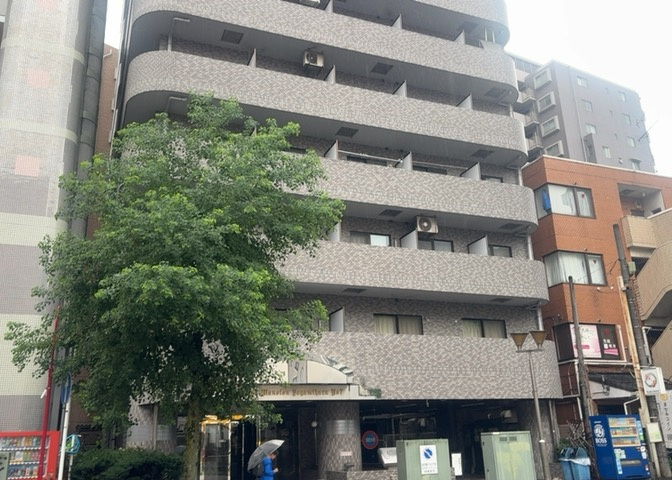 道幅が広い場所は日当たりや風通が良好です。幅が広いのですれ違いも可能ですし大きな車でも駐車可能！一方で、大型車が通ることも多くなるため交通量の増加により騒音に繋がります。また土地の値段が高くなります。