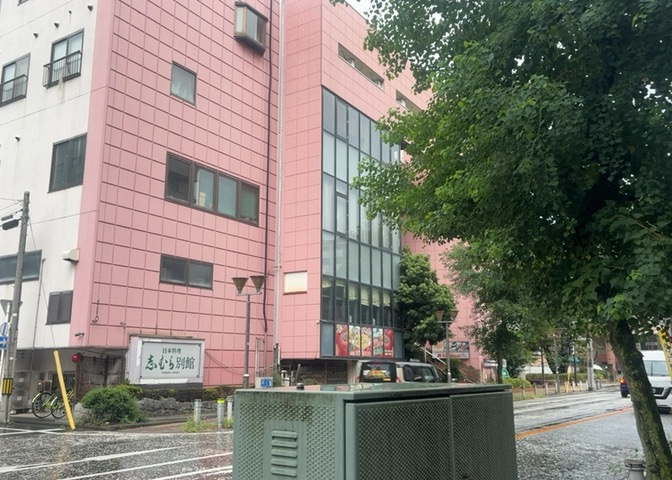眺望を気にして物件を探す場合、前面に建物が建っていないか現地で確認しましょう！前面に建物があると景色はもちろん、日当たりや風通しにも影響が出てきます。住んだ時のことを想像しながら現地見学をしましょう。