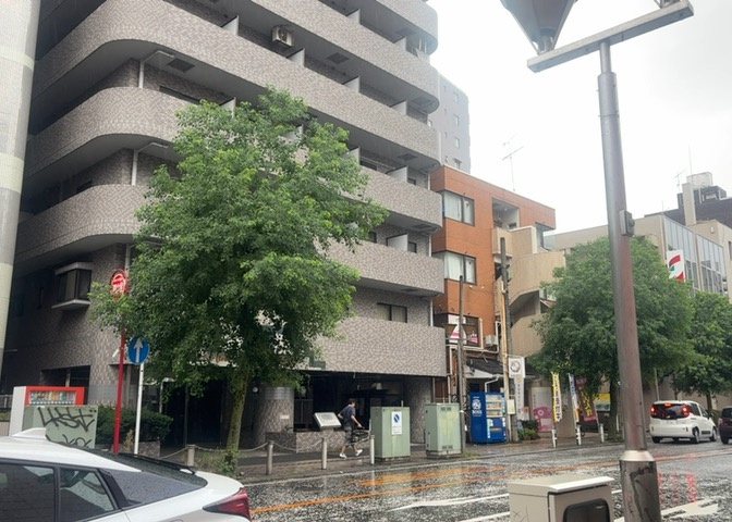 外観はマンション管理がされているかの目安になります。築年数が古いと、壁面は劣化してひび割れが生じることも！建物が古びていても細かいところが修繕されていると、きちんと管理されているなぁと感じるでしょう。
