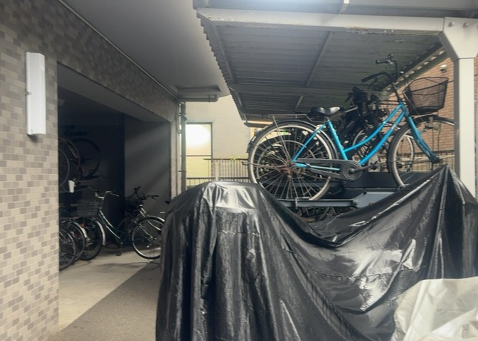 車一台あたりに必要なスペースは、標準サイズの普通自動車で横幅2m50cm、長さ5mは必要になります。ただし、乗降のことも考慮して横幅3m30cm、長さ5m50cmほどは確保できるところを選びましょう。
