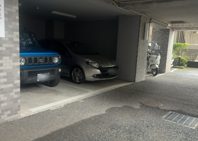 駐車場と明記されていても、最小スペースでつくられた駐車場だと大型車は駐車できなかったり、出入りしにくくなったりする可能性があります。お車のサイズと購入したい物件の駐車場のサイズを現地で確認しましょう。