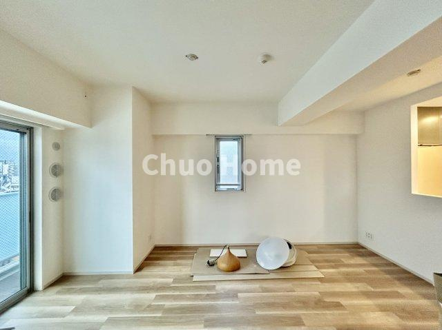 視界に広がりを生むオープンなキッチン。料理や片付けをしながら、家族との会話を楽しんだり、リビングで遊ぶ子どもを見守れます。ご見学時には家具の配置などもイメージしながらぜひご覧になって見て下さい。