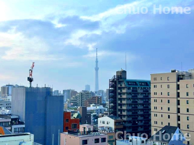 手を伸ばせば、ふれることが出来そうな環境が、そのままインテリアになったような印象です。その豊かな眺望にふさわしい空間には、通風・採光にも優れ、心地よい光と風があふれています