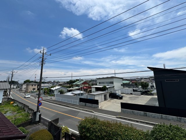 窓の外に広がる開放感あふれる心地よい景色が、日常の暮らしに豊かな癒やしをもたらしてくれます。四季折々の豊かな移ろいや爽やかな風を感じながら、心穏やかでリラックスしたプライベートタイムを過ごせます。