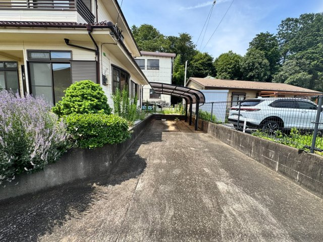 お車の出し入れや切り返しがスムーズに行える、ゆとりを確保した駐車スペースです。大きめのお車でも安心して駐車でき、毎日の通勤や休日のお出かけなどのカーライフを快適かつスマートにサポートします。