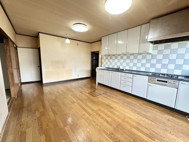 家族と過ごすひと時を溢れる光が優しく包み込むリビングダイニング。家族とともに、心穏やかに過ごすひととき。家族との時間、自分の時間を大切にできる空間がここにあります。ぜひ内覧してご体感ください！