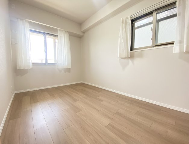 南面洋室（6.0帖）2面採光で寝室としても、お子様部屋としても使いやすそうなお部屋です♪