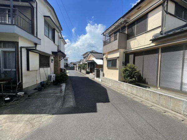 【坂元町　中古戸建ての前面道路含む現地写真】