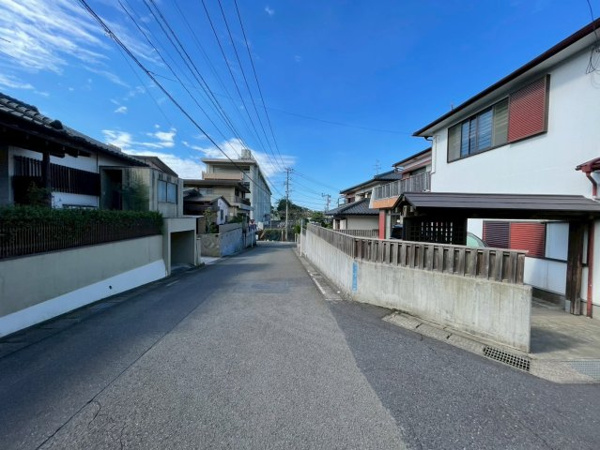【城山2丁目　中古戸建ての前面道路含む現地写真】