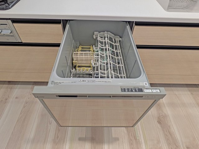家事の手間を軽減する食洗機付きのキッチンです