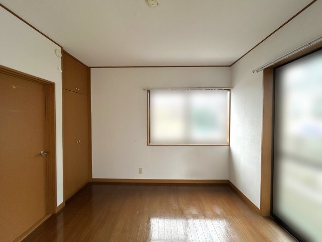 【洋室】2階洋室。バルコニーに面した開放的な設計で、明るく風通しの良い一室（CG加工を行っております）