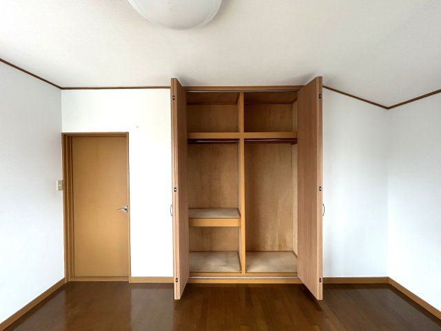 【収納】2階洋室収納。ハンガーパイプ付きでコートや丈の長い衣類もすっきり収納（CG加工を行っております）