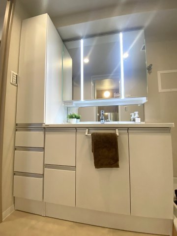使い勝手の良い新規交換済みの独立洗面化粧台です。収納力のある鏡裏や下部収納を備えており、身支度品や日用品をすっきり整理可能。毎朝の慌ただしい身支度時間も快適かつスムーズに過ごしていただけます。