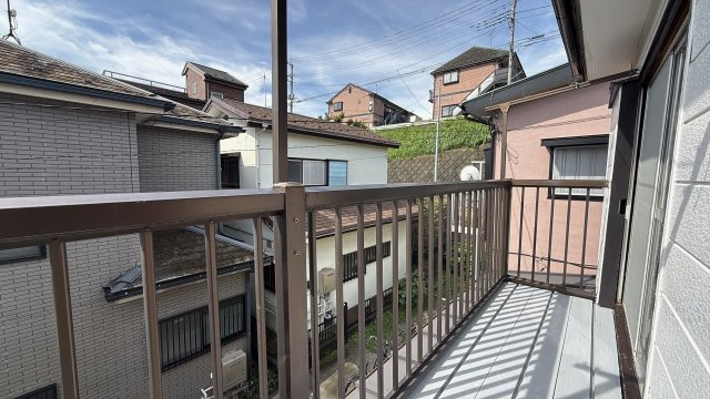 洗濯物を干すスペースをしっかり確保した開放感のあるバルコニー。