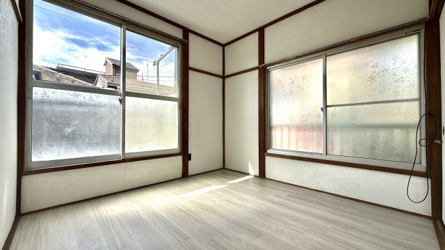 明るいトーンのフロアを採用し、快適に過ごせるシンプルな内装。