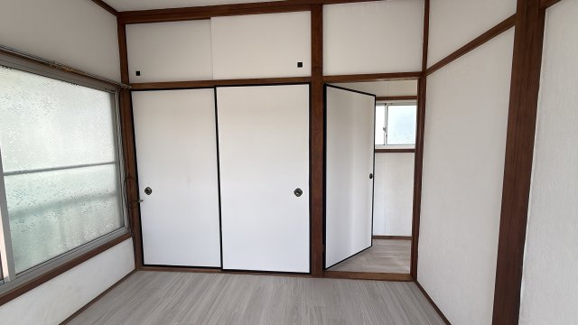 天袋付きの収納スペースを設けており、荷物をすっきり整理できます。
