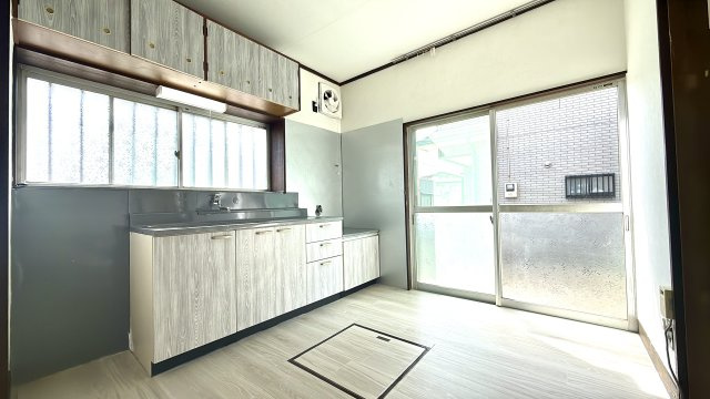 収納棚を備え、家事動線に配慮されたキッチン空間