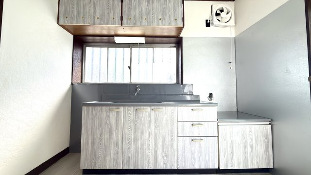上下に吊戸棚と収納を備え、調理器具をすっきり整理できます。