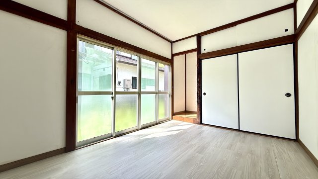 明るい色調の床材を採用。大きな窓から光が差し込む洋室です。