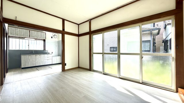 ダイニングと連続して使える配置で、一体感のある室内空間。