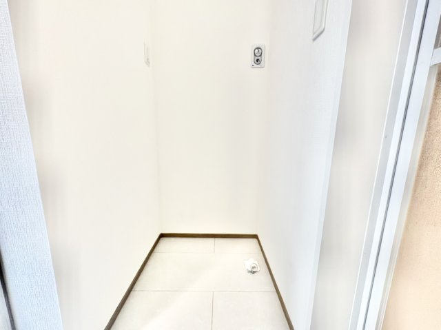 浴室のすぐ横に配置された洗濯機置き場。脱いだ衣類をそのまますぐに洗濯機へ入れられるため、毎日の家事動線が非常にスムーズです。洗面脱衣室全体にゆとりがあり、毎日の洗濯ワークが軽やかに進みます。